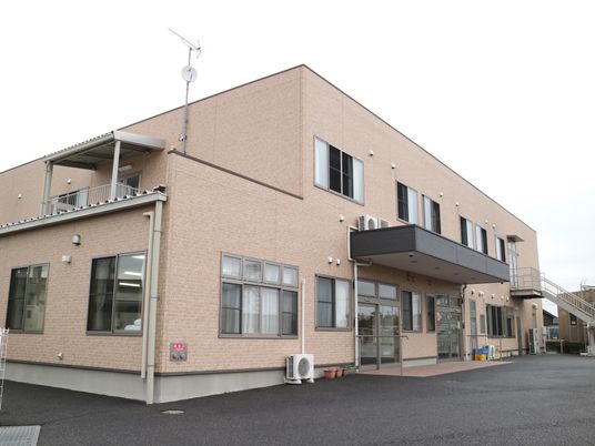 明るい外観の建物