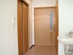 清潔な居室の入口と洗面台