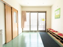 明るいエントランスの様子