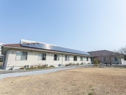 明るい外観の建物