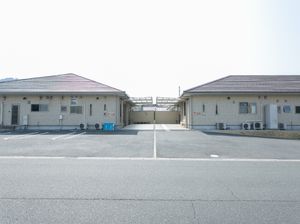 明るい施設の外観