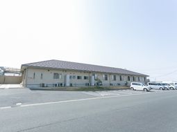 広々とした駐車場のある建物