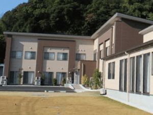 施設の明るい外観