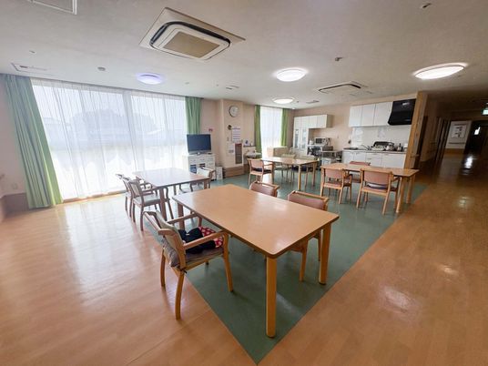 日差しが差し込む食堂