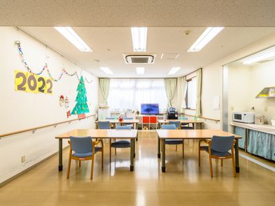 飾りつけのある明るい部屋