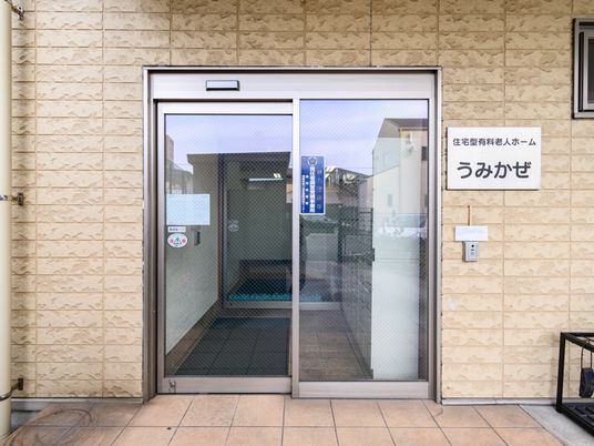 出入口の自動ドアと案内板