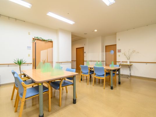 ゆったりとした共用ダイニング