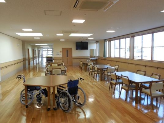 車椅子が置かれた食堂  