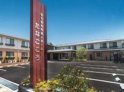 広々駐車場と建物