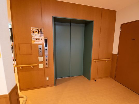 茶色い扉のエレベーターホール