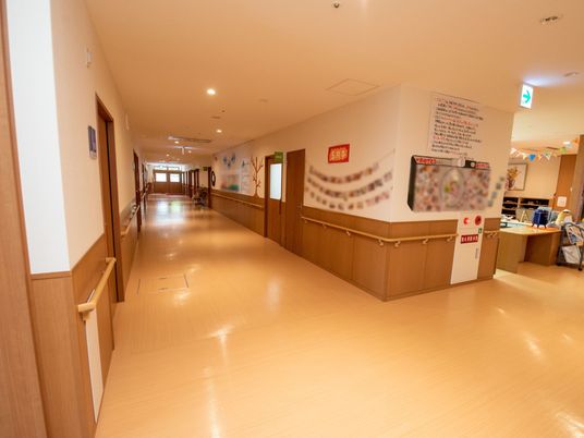 明るく広い廊下