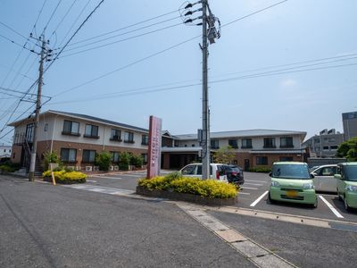 住宅風たたずまいの外観