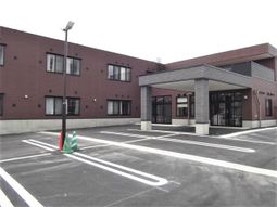 赤茶の壁の施設入り口