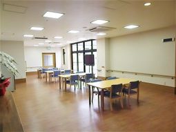 明るい多目的室の様子
