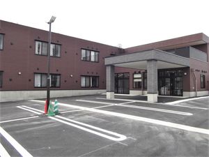 施設の外観と駐車場