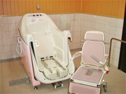 特殊浴槽と介助用椅子