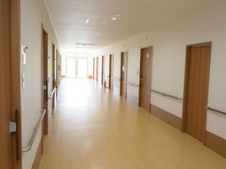 明るい廊下の風景