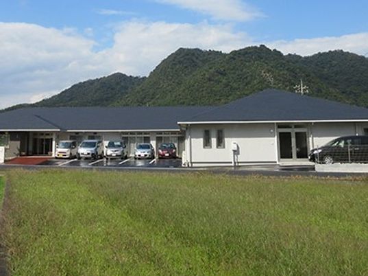 緑に囲まれた建物外観
