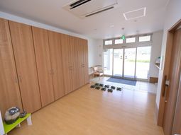 明るいエントランス風景