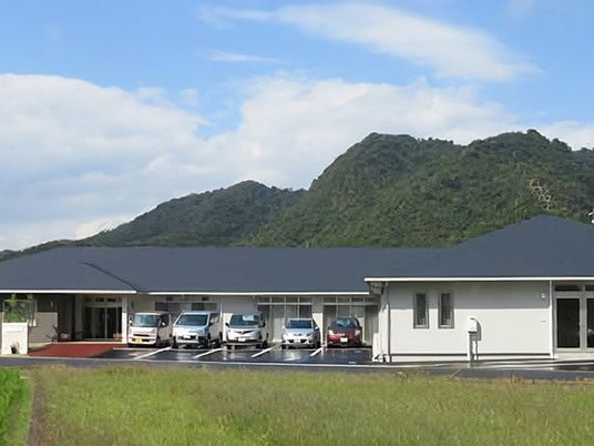 山を背にした外観  