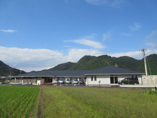 山並みを望む平屋の外観  
