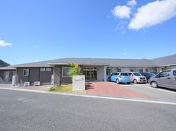 広々駐車場のある施設外観