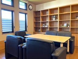 明るい廊下と手すり