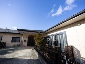 青空と建物の外観