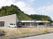 明るい一階建て建物