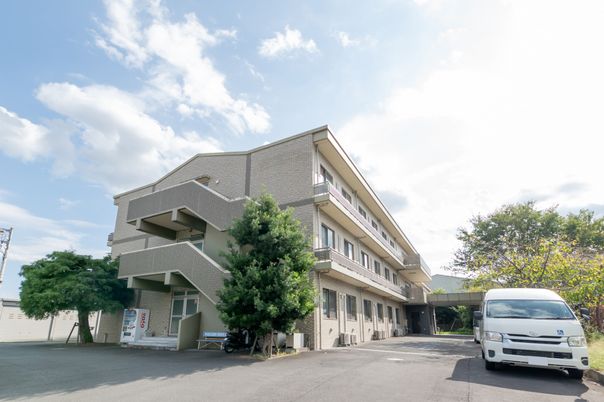 木々と建物の外観