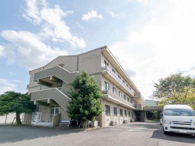 木々と建物の外観 外観 広々とした駐車スペースに囲まれた三階建ての建物です。働く環境を整える緑豊かな周辺環境が魅力です。