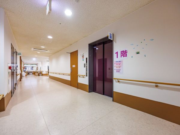 1階の廊下とエレベーター