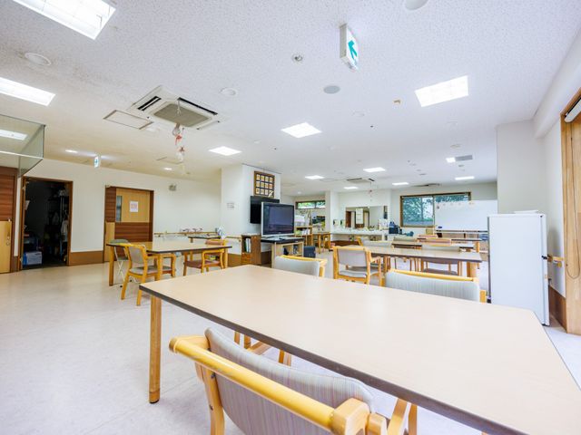 広々としたダイニングルーム ダイニングルーム 光が多く差し込む広々としたスペースです。快適な環境でリラックスして食事を楽しめます。
