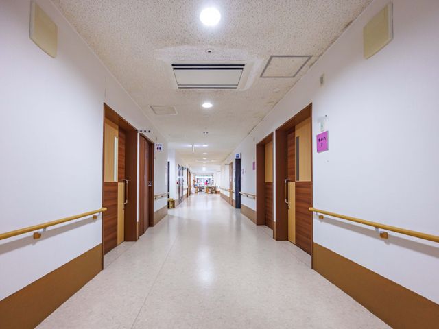 明るい廊下 廊下 自然光が入り、開放的な空間が広がる廊下です。移動がしやすく快適に過ごせます。