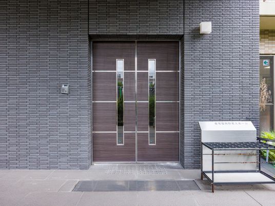 木製のドアが見えるエントランス