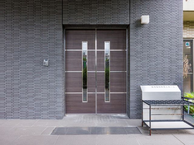 木製のドアが見えるエントランス エントランス モダンなデザインが特徴のエントランスで、訪れる方に洗練された印象を与えます。