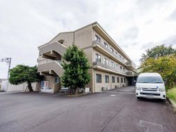 駐車場のある建物外観