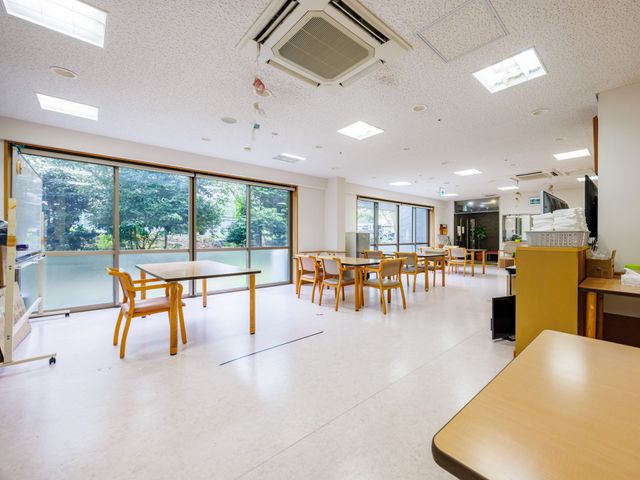 広々とした明るい室内 リビング 自然光が差し込む広々とした空間で、テーブルや椅子を配置し、ゆったりと過ごせます。