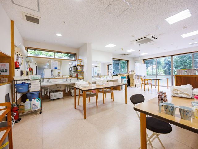 広々とした多目的室 多目的室 広々とした多目的室では、明るい自然光が入り、活動しやすい環境が整っています。施設内でのさまざまな活動に最適です。