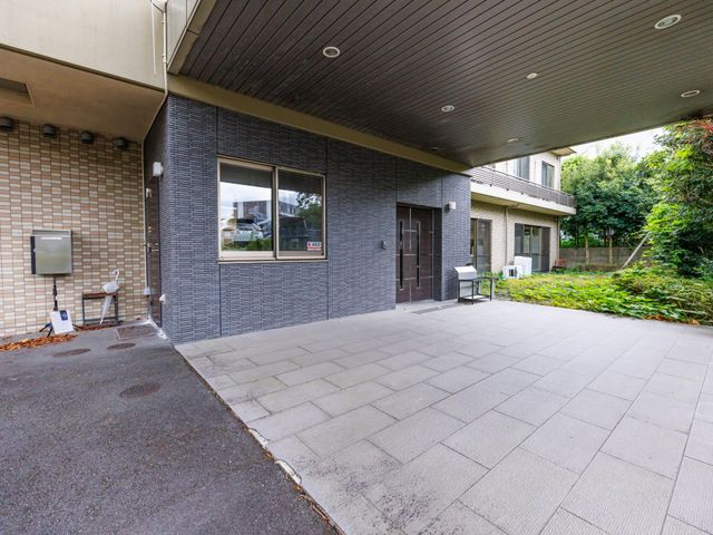 落ち着いた入口 エントランス 広々としたエントランスです。訪問者を迎えるのにふさわしい開放的な雰囲気です。