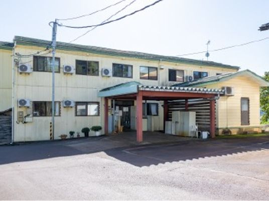 施設外観の正面入口  