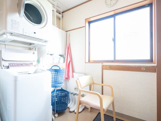 洗濯機と椅子のある部屋