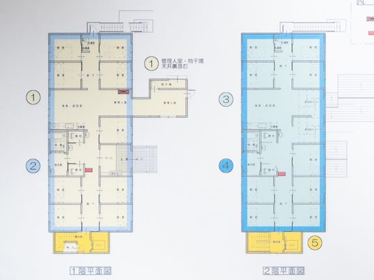 配色で示された建物配置図