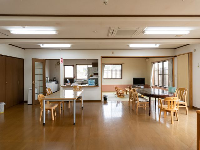 和室風ダイニングルーム 共用スペース 明るく広々としたダイニングルームがあり、共有スペースとしてご利用いただけます。木のぬくもりが感じられる居心地の良い空間です。