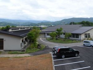 山並みを望む外観  