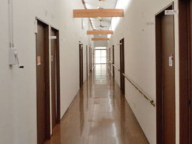 清潔な廊下 廊下 手すりが備え付けられた通路は、清掃が行き届いており、歩行補助にも配慮がされています。明るく広々としたこの空間は、ご利用者様の快適な移動を支えます。