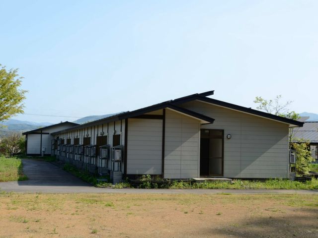 平屋建ての建物の外観 外観 開放感溢れる環境にある一階建ての施設です。穏やかな景色を眺めながら、心地よい時間を過ごせる場所です。