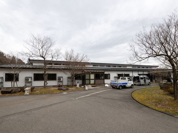 広々とした施設外観