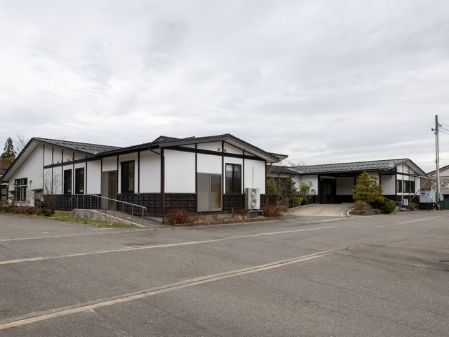 広々とした外観の建物 外観 ゆったりとした造りの建物は、ゆとりを持って仕事に取り組む落ち着いた環境を提供しています。落ち着いた色合いの外壁が温かな印象を与える空間です。