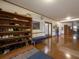明るいエントランスホール